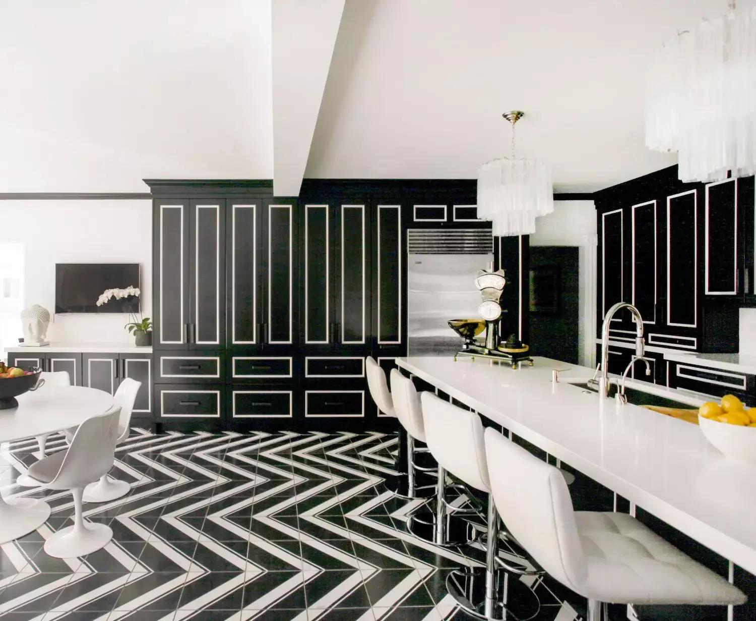 Black-and-White Zigzag Tile