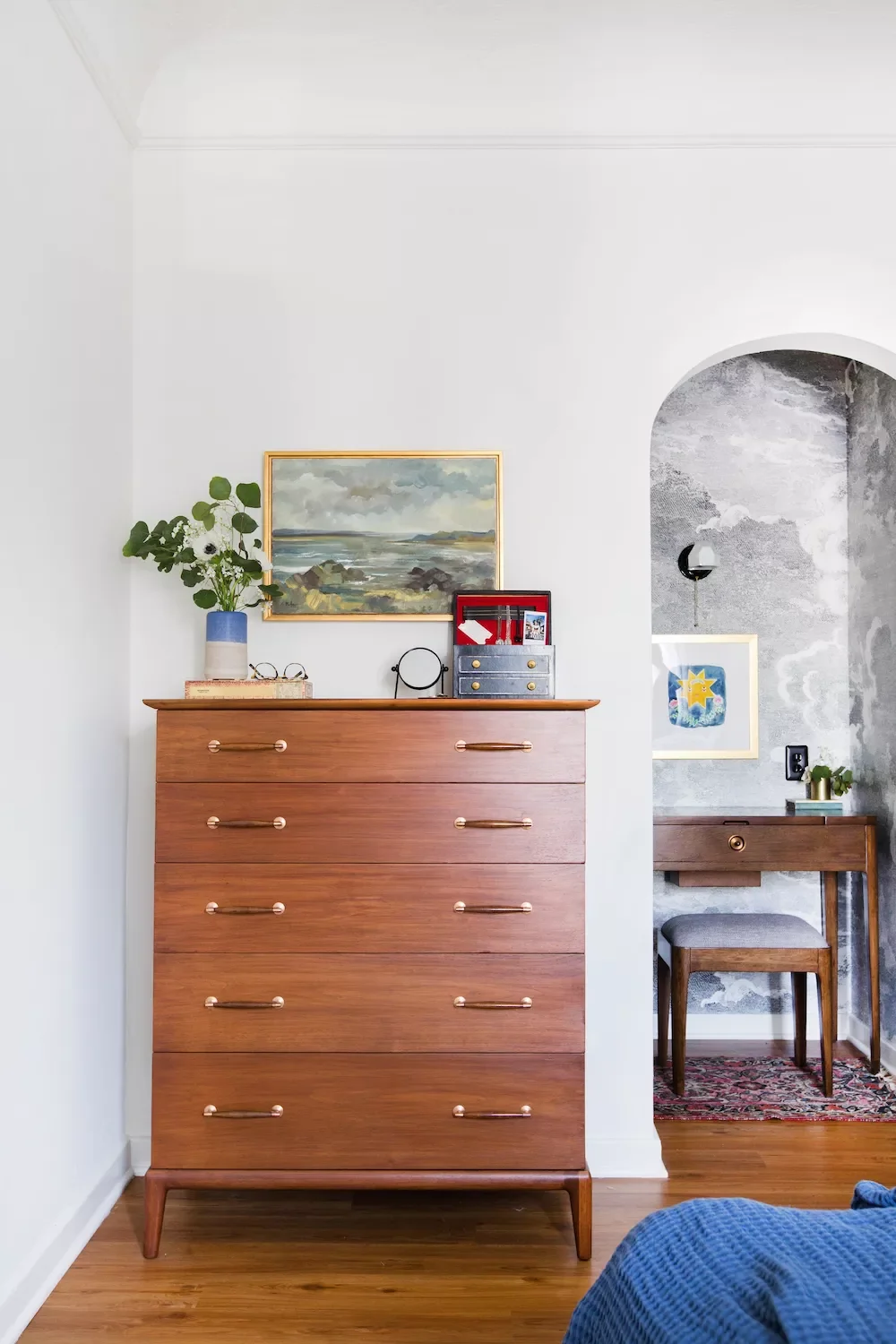 Hang Accent Wallpaper