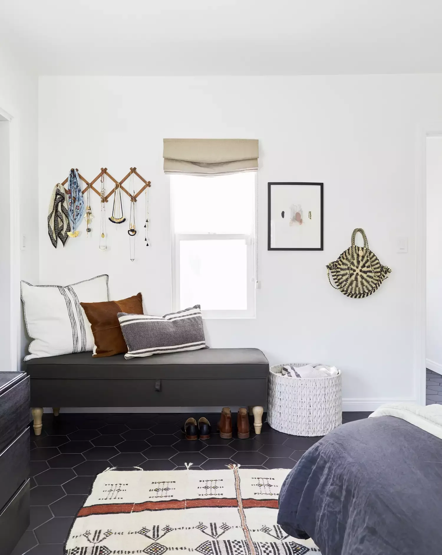Keep Bedding Close in a Storage Bench
