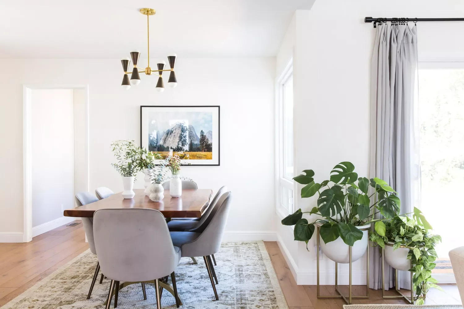 Keep It Simple With A White Patterned Rug