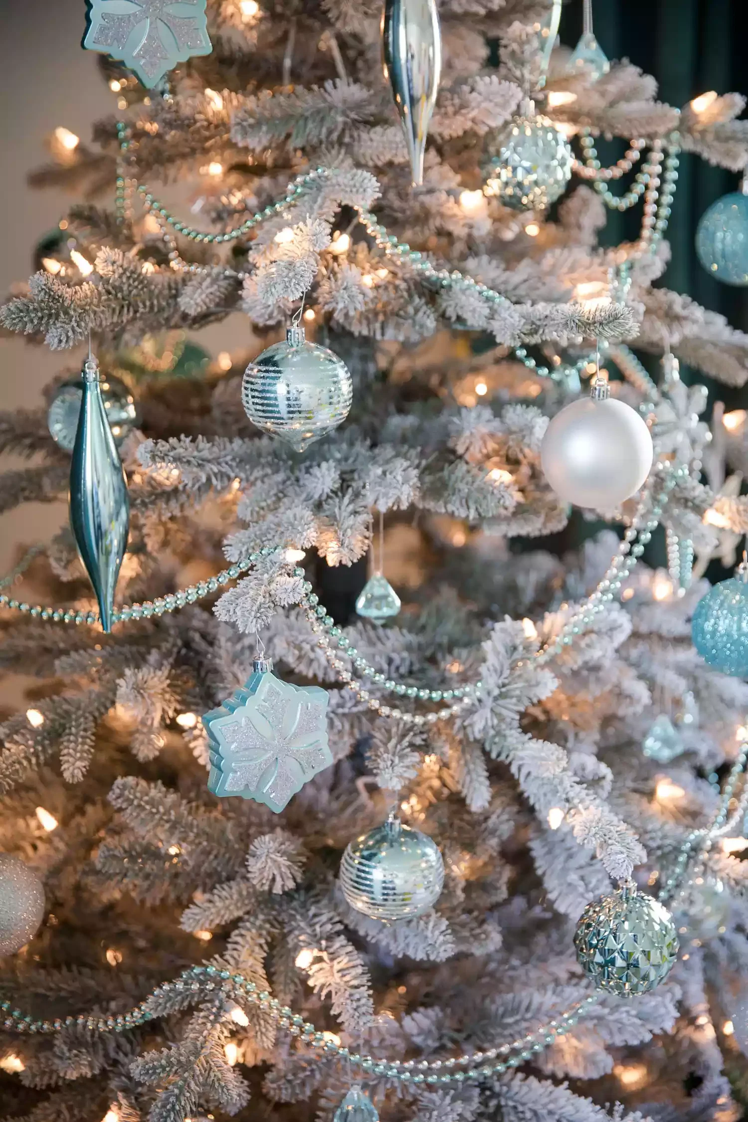Monochromatic Christmas Tree