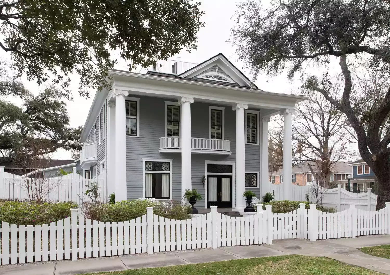 Scalloped Vinyl Picket Fence