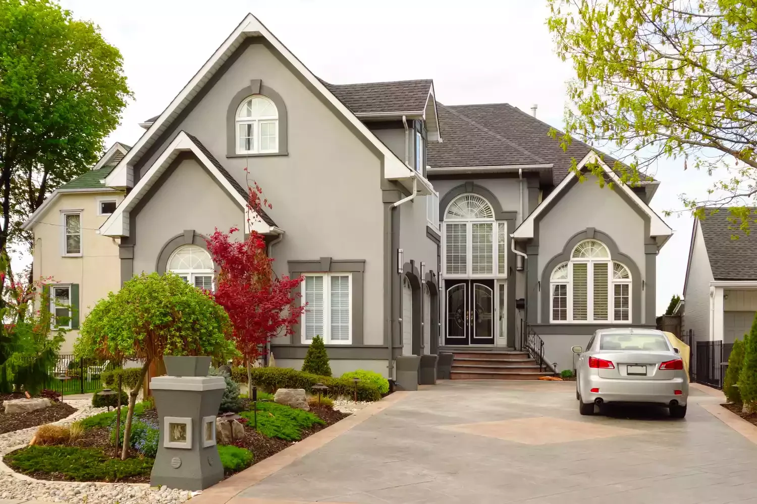 Small Front Yard With Rocks and Mulch