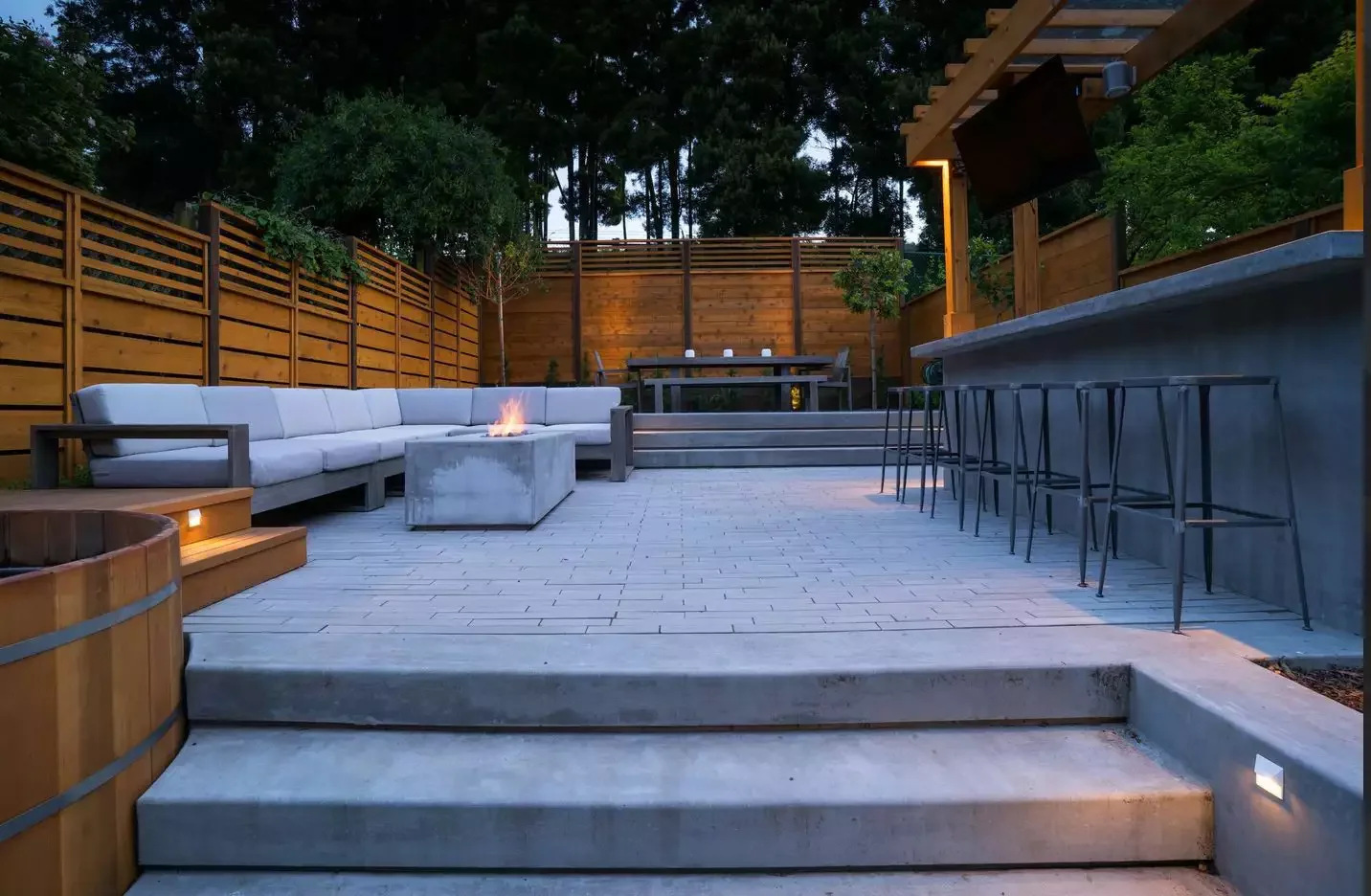 Use Horizontal Wood Fencing